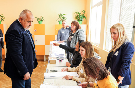 Основатель и председатель политической партии «Граждане за европейское развитие Болгарии» Бойко Борисов на избирательном участке.
