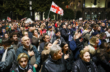 Участники акции протеста против итогов парламентских выборов, прошедших в Грузии 26 октября.