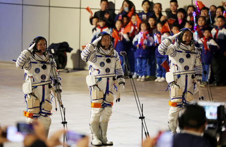 Китайский пилотируемый корабль пристыковался к орбитальной станции КНР