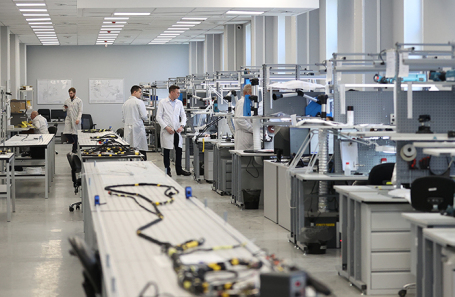 Работники в цеху во время открытия новой площадки для производства комплектующих БПЛА в Екатеринбурге.