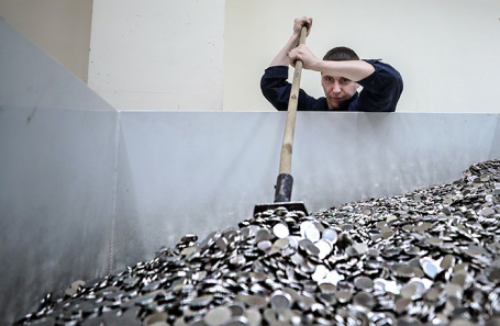 Заготовки монет в цехе изготовления монет Московского монетного двора «Гознака». Архив.