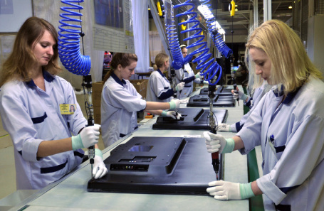 Сборка телевизоров на заводе в промышленной зоне Шушары. Архивное фото.