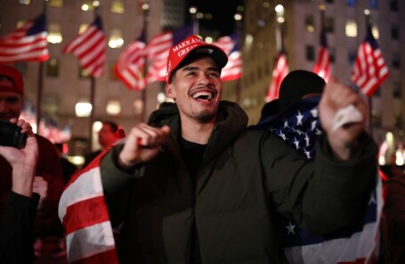 Сторонник Дональда Трампа смотрит объявление о его победе на выборах президента США