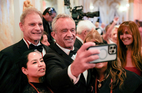 Роберт Кеннеди-младший (в центре) на гала-вечере Института политики (AFPI) в резиденции Дональда Трампа в Мар-а-Лаго. Палм-Бич, Флорида, США.