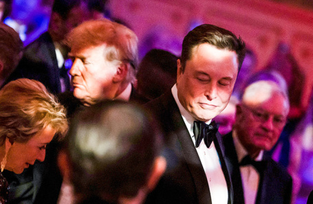 Избранный президент США Дональд Трамп рядом с Илоном Маском во время гала-концерта America First Policy Institute (AFPI) в Мар-А-Лаго.