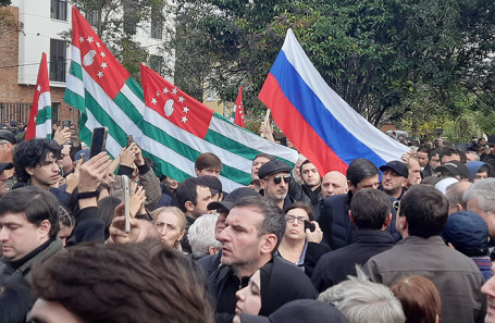 Протестующие у здания парламента Абхазии.