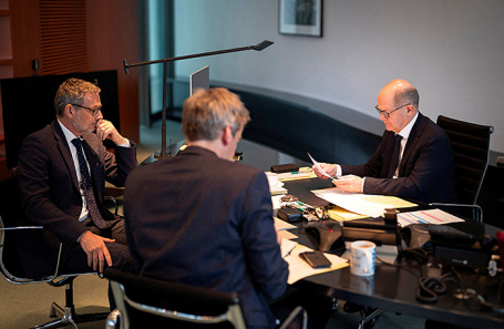 Олаф Шольц разговаривает по телефону с Владимиром Путиным в присутствии советника по внешней политике и политике безопасности Йенса Плётнера (слева) и пресс-секретаря правительства Германии Штеффена Хебештрайта в Берлине. 15 ноября 2024 года.