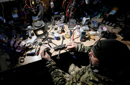 Военнослужащий ВСУ в блиндаже на линии боевого соприкосновения. 