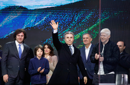 Премьер-министр Грузии Ираклий Гарибашвили (слева), основатель и почетный председатель партии «Грузинская мечта» Бидзина Иванишвили (в центре).