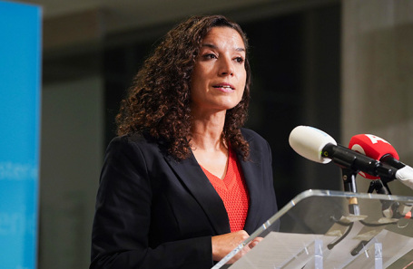 Нора Акахбар.