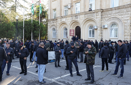 Сторонники оппозиции около здания парламента.