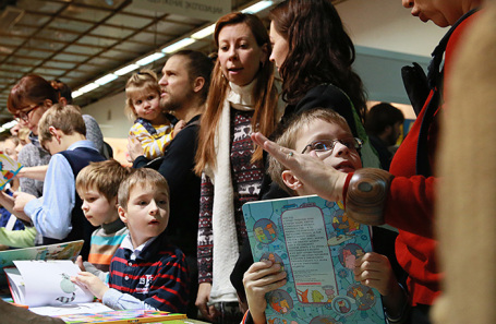 Посетители книжной ярмарки в Москве. Архивное фото.