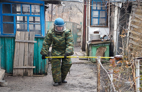 Работа сотрудников МЧС ДНР по разминированию частного сектора.
