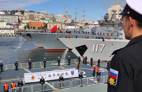 Построение экипажей во время Российско-китайских военно-морских учений «Бэйбу/Взаимодействие — 2024» во Владивостоке. Сентябрь 2024 года.