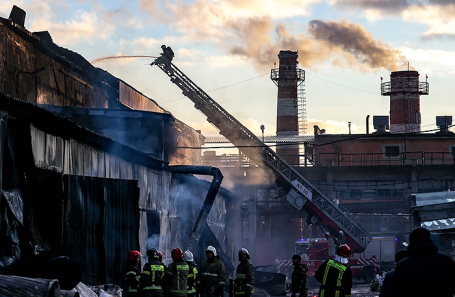 Тушение пожара в цехе по производству полистирола в Екатеринбурге.