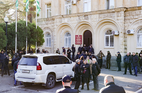 Люди у парламента Абхазии.
