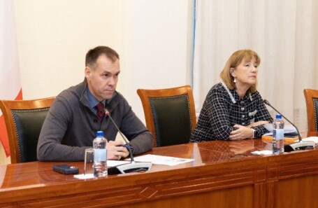 Председатель Законодательного Собрания Вологодской области Сергей Жестянников и уполномоченная по правам ребенка при губернаторе Вологодской области Ольга Смирнова
