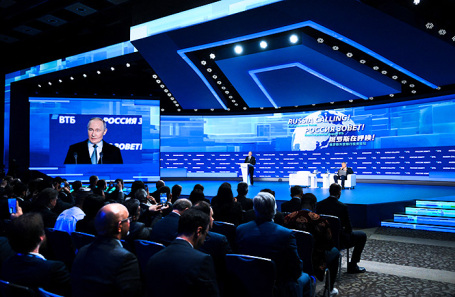 Выступление президента России Владимира Путина на форуме ВТБ «Россия зовет!». 