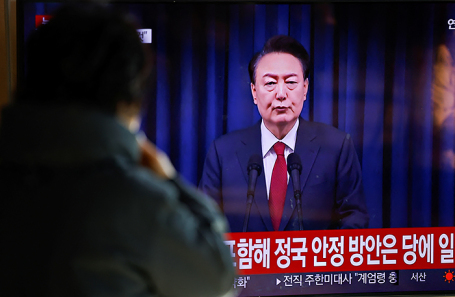 Президент Южной Кореи Юн Сок Ёль (на экране).