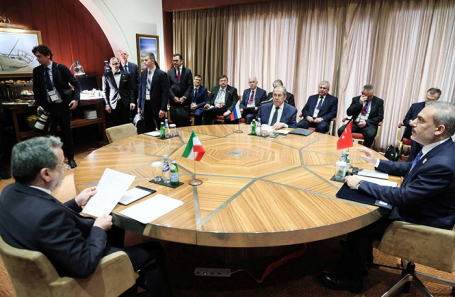 Официальные лица, включая министра иностранных дел России Сергея Лаврова и министра иностранных дел Турции Хакана Фидана, присутствуют на встрече по кризису в Сирии в Дохе.