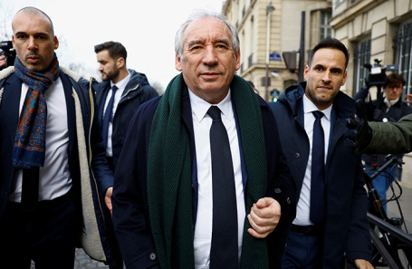 Франсуа Байру (в центре).