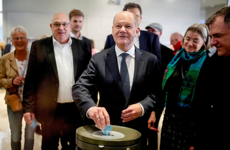 Канцлер Германии Олаф Шольц голосует во время голосования по вотуму доверия против него на пленарном заседании парламента Германии бундестага.