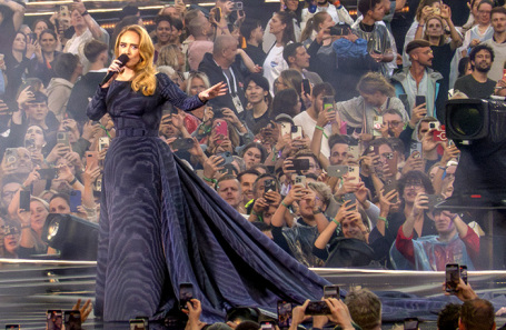 Певица Адель.