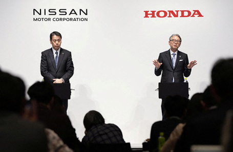 Глава Nissan Motor Макото Утида и глава Honda Motor Тосихиро Мибе на совместной пресс-конференции. 2024 год.