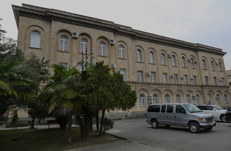 В результате стрельбы в парламенте Абхазии погиб депутат