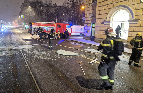 Пожарные у отделения Сбербанка в Санкт-Петербурге.