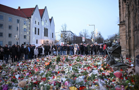 Цветы и свечи на месте трагедии в Магдебурге.
