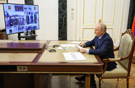 Владимир Путин в Кремле по видеосвязи принимает объекты воздушной и автодорожной инфраструктуры в регионах.