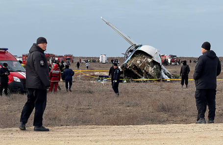 Обломки пассажирского самолета Azerbaijan Airlines, выполнявшего рейс Баку — Грозный и потерпевшего крушение под Актау.