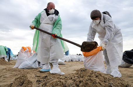 Уборка пляжей в Анапе после разлива мазута в Черном море.