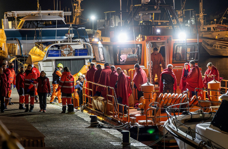 Выжившие после крушения российского грузового судна Ursa Major члены экипажа.