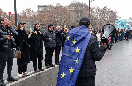 Участники акции протеста против инаугурации новоизбранного президента у Сухого моста в Тбилиси.
