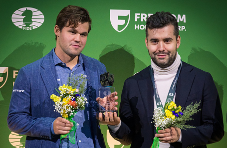 Россиянин Ян Непомнящий (справа) и норвежец Магнус Карлсен