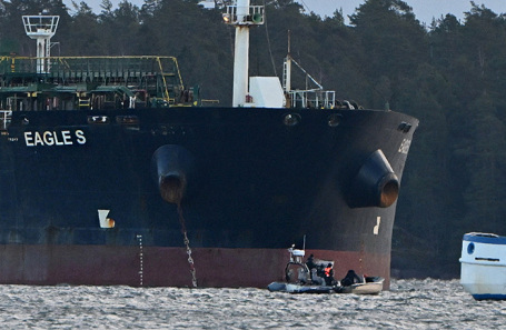 Задержанный танкер Eagle S на якоре в Порвоо. Финский залив. Финляндия.