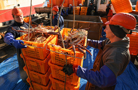 Разгрузка судна-краболова в Приморье.