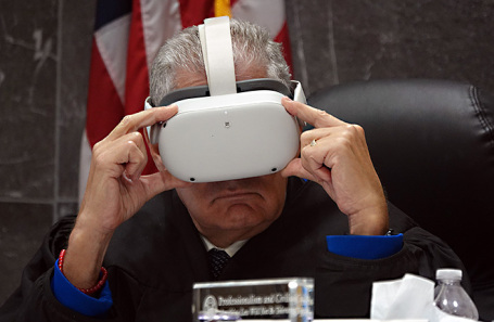 Cудья оценил картину происшествия, взглянув на нее через очки виртуальной реальности.