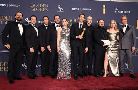 Съемочная группа фильма «Бруталист». Эдриен Броуди (со статуэткой) — лучшая мужская роль. Беверли-Хиллз, Калифорния, США.