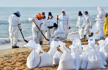 Волонтеры собирают песок с мазутом на пляжах Анапы.