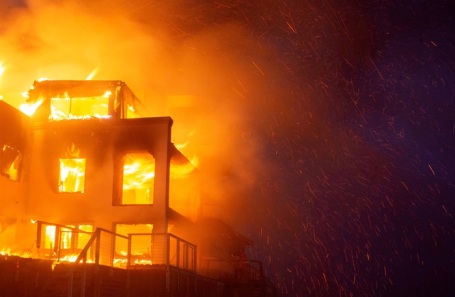 Пожар в Палисейдс во время урагана в западной части Лос-Анджелеса, Калифорния, США, 8 января 2025 года. 