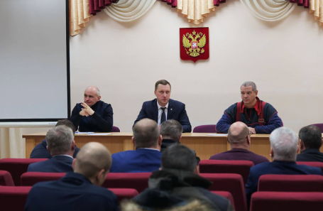 Заседание комиссии по чрезвычайным ситуациям с участием заместителя руководителя МЧС России Ильи Денисова.