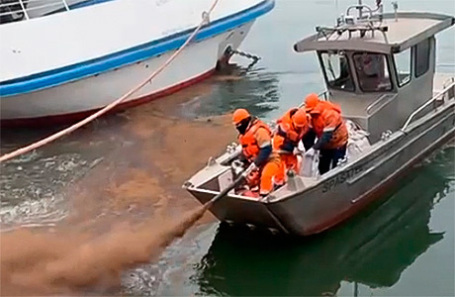 Специалисты устраняют последствия разлива растворителя.