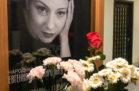 Цветы у портрета актрисы Евгении Добровольской в фойе МХТ имени А.П.Чехова.