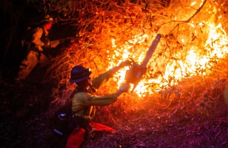 Пожарный работает во время пожара в Палисейдс. Калифорния, США, 12 января 2025 года.