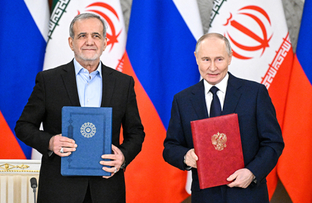 Президент РФ Владимир Путин и президент Ирана Масуд Пезешкиан (справа налево) во время подписания договора о всеобъемлющем стратегическом партнерстве между Россией и Ираном в Кремле. 