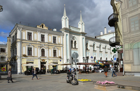 Бывший Печатный двор, один из корпусов Славяно-греко-латинской академии, где учился Михаил Ломоносов, в советские годы Историко-архивный институт. Архив.