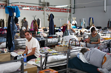 Люди в пункте временного размещения для эвакуированных жителей приграничных районов Курской области. 2024 год.